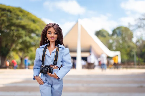 Barbie brasiliense: boneca blogueira brilha em pontos turísticos do DF
