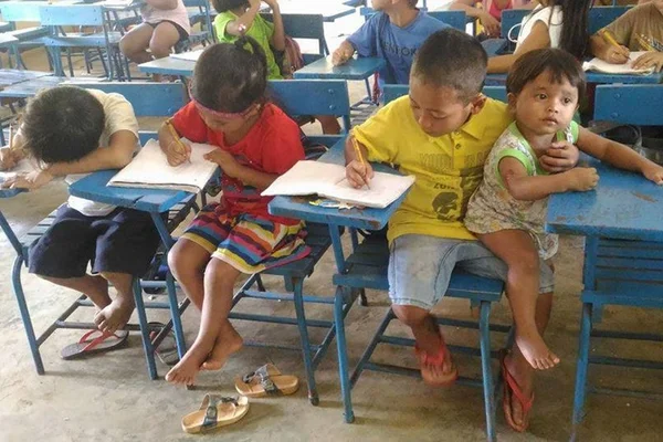 A fim de não perder aulas, menino de 7 anos leva irmão para escola