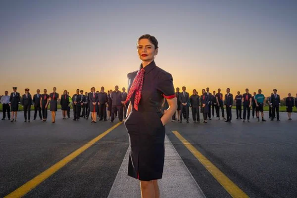 Tripulação com novo uniforme da British Airways - Metrópoles