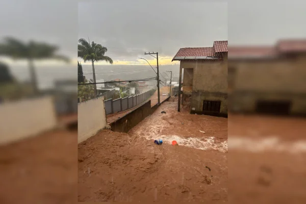“Rota de fuga da água”: moradora tem carro arrastado durante temporal