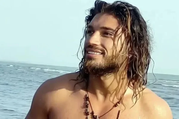 Davoud Sohrabi, homem na praia - Metrópoles