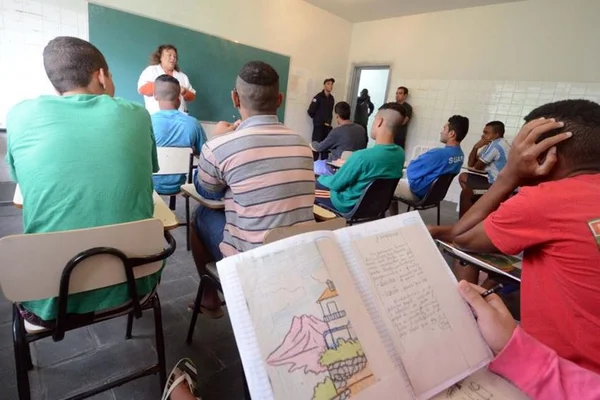 GDF deve colocar menores infratores em sala de aula imediatamente