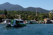 Aquabus de Ilhabela na orla da cidade, em São Paulo Aquabus de Ilhabela na orla da cidade, em São Paulo