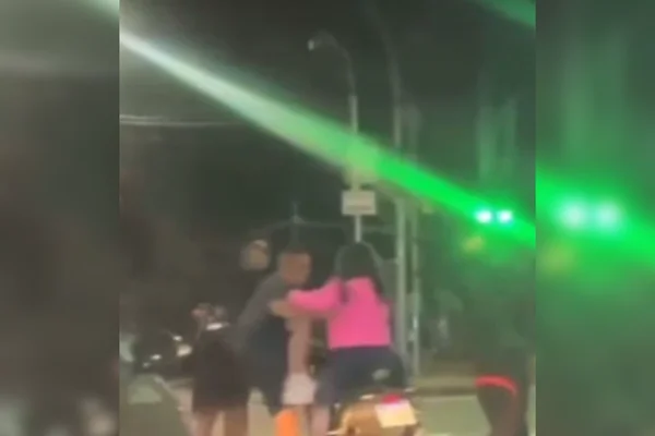 Imagem colorida de pai e filha sendo assaltados por dois criminosos armados - Metrópoles