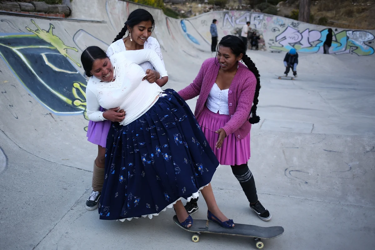 Integrantes do coletivo Imilla Skate ensinam mulher aimará a andar de skate em La Paz, na Bolívia Integrantes do coletivo Imilla Skate ensinam mulher aimará a andar de skate em La Paz, na Bolívia