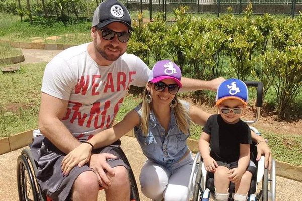 Com marido e filho cadeirantes, brasiliense diz: “Nunca fui tão feliz”