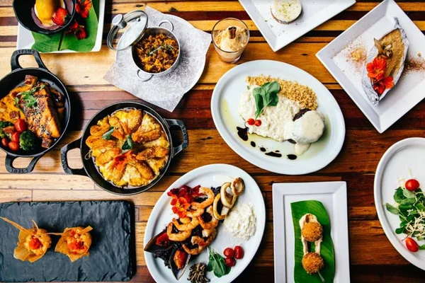 Ao redor da mesa, almoço, reunião familiar, família