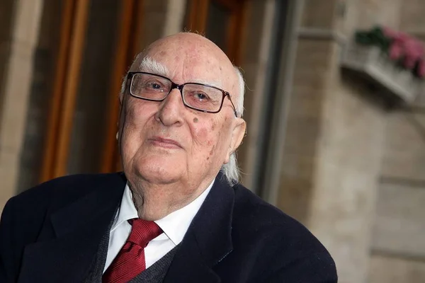 Escritor italiano Andrea Camilleri morre aos 93 anos