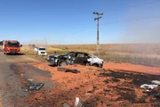 Os veículos ficaram totalmente destruídos pelas chamas Os veículos ficaram totalmente destruídos pelas chamas