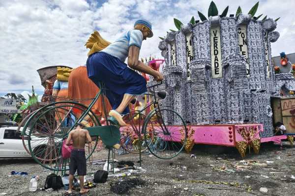 Imagem mostra carro alegórico - Metrópoles