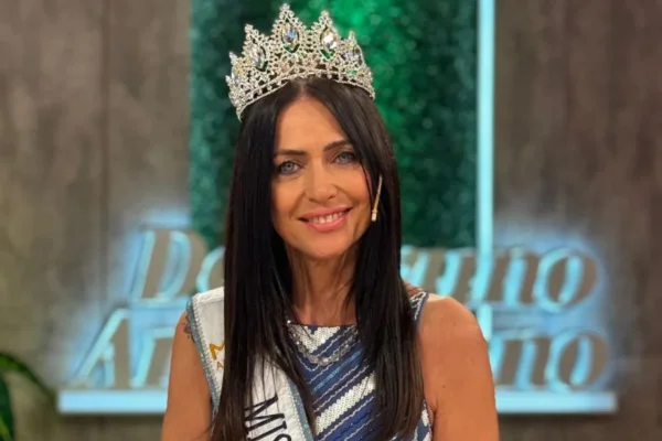 Foto colorida de uma mulher posando para a foto - Metrópoles