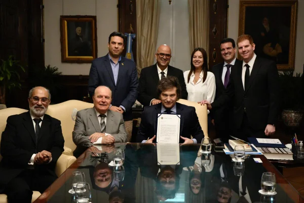 Imagem colorida de Javier Milei com membros da Ordem dos Economistas do Brasil - Metrópoles