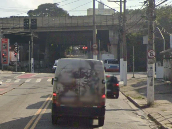 Foto colorida mostra Rua Paúva, no cruzamento com Ponte dos Remédios
