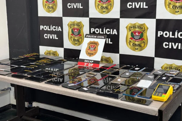 Imagem colorida mostra celulares apreendidos. Metrópoles