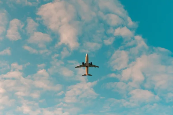 Fotografia mostra avião no céu com algumas nuvens - Metrópoles
