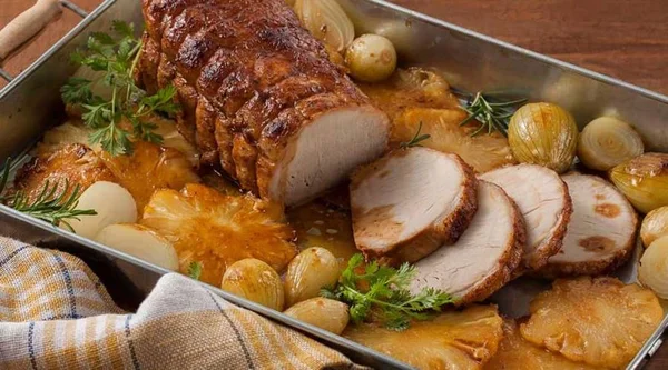 Aprenda a receita de lombo de porco assado com molho de abacaxi