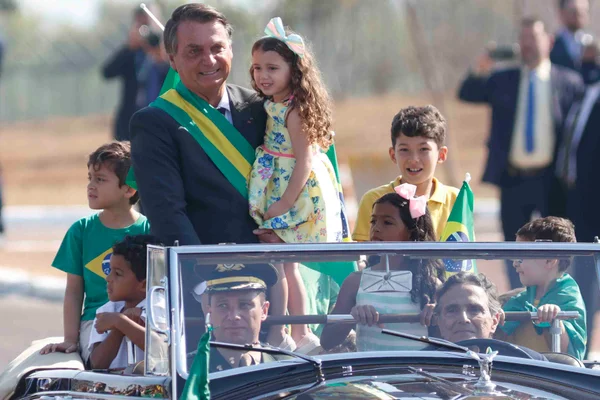 Chegada do presidente Bolsonaro ao lado de Mauro Cid e Nelson Piquet durante na “Solenidade Cívica de Hasteamento da Bandeira”, em comemoração ao dia da independência