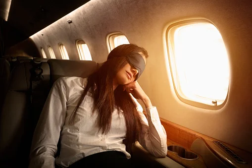 mulher dormindo em avião