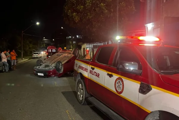 Homem tem “apagão” ao volante e capota carro em João Pessoa