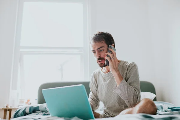 Foto de homem reclamando ao telefone - Metrópoles