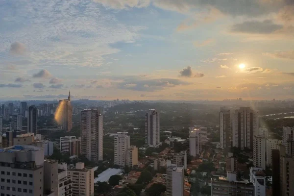 Imagem colorida mostra sol em SP. Metrópoles