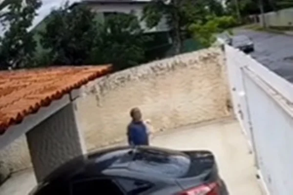 Veja o momento em que homem pula portão de casa e furta pet no DF
