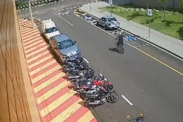 Imagem colorida mostra homem descendo avenida de bicicleta em Franca - Metrópoles