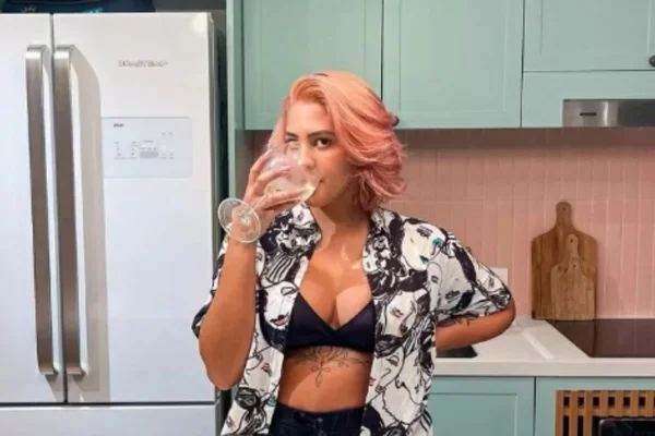 Foto colorida de uma mulher com cabelo rosa - Metrópoles