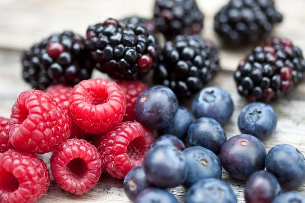 Foto colorida de mesa com várias tigelas com legumes, frutas e verduras - Metrópoles