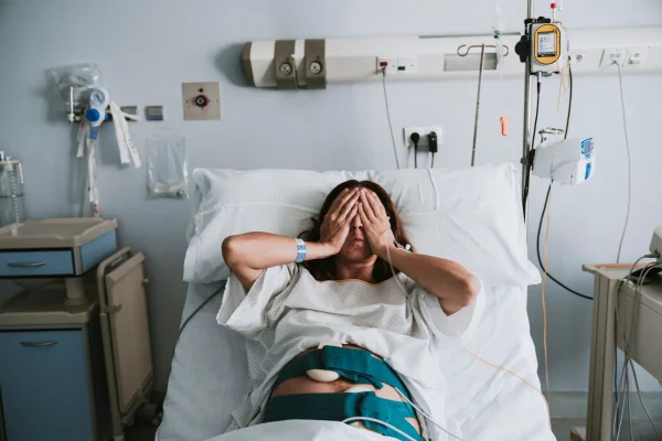 Foto colorida de uma mulher no hospital - Metrópoles
