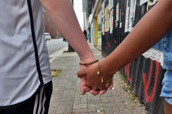 Casal caminha de mãos dadas na Rua Augusta - Metrópoles