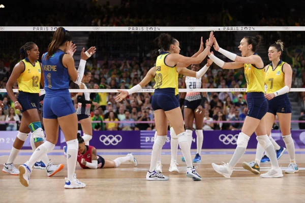 Brasil bate República Dominicana e vai para semi no vôlei feminino