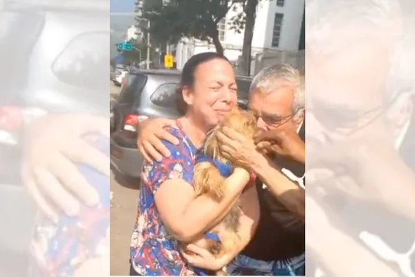 imagem colorido de casal emocionado com reencontro do cachorro - Metrópoles