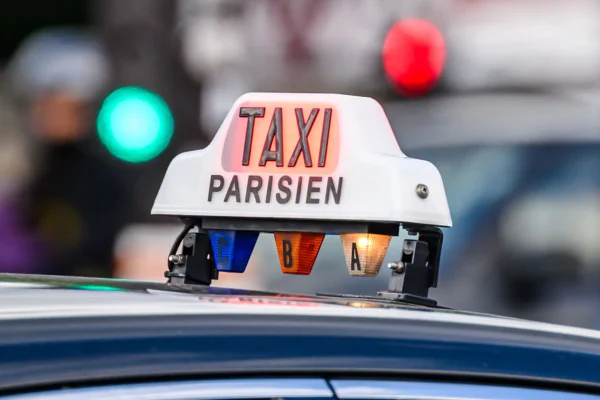 Um táxi passa pelo centro de Paris clientes - Metrópoles