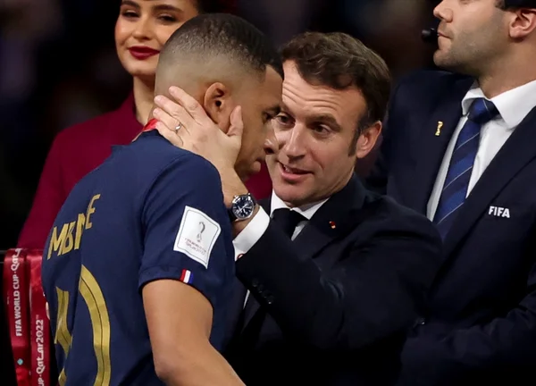 Foto colorida de Mbappé com Macron - Metrópoles