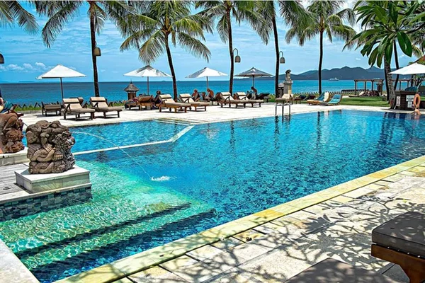 Foto colorida de uma piscina de hotel - Metrópoles