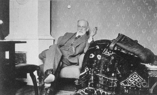 Sigmund Freud no seu consultório