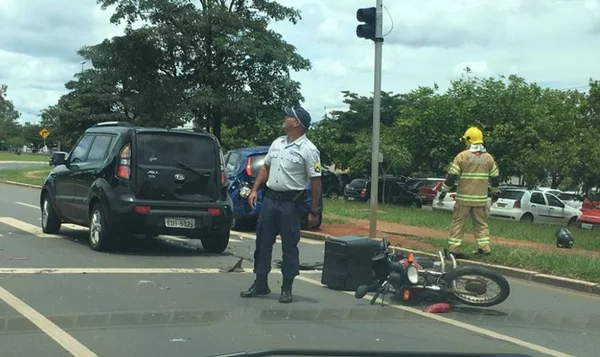 Acidente com motoqueiro deixa trânsito lento na L2 Sul