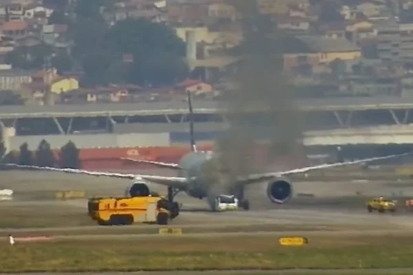 Imagem colorida de veículo de reboque pegando fogo. Metrópoles