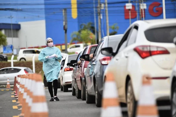 Fila de carros era muito maior nesta quarta (22/04) do que no primeiro dia de exames