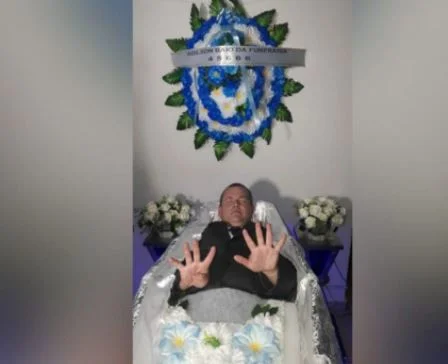Viralizou: agente funerário faz campanha em caixão para ser vereador