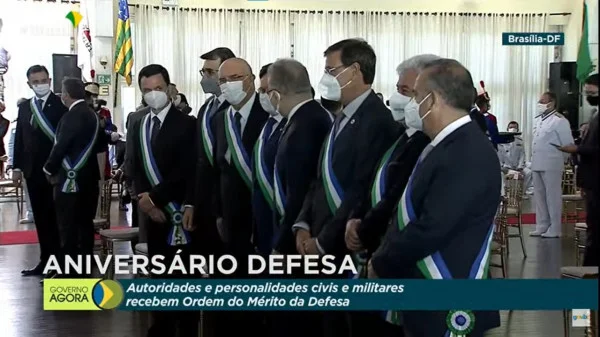 Bolsonaro condecora esposa Michelle com Ordem do Mérito da Defesa - imagem 2 Bolsonaro condecora esposa Michelle com Ordem do Mérito da Defesa - imagem 2