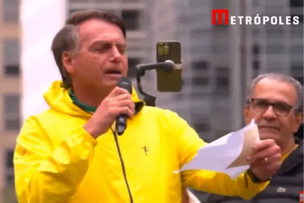 Em ato pró-anistia na Av. Paulista, Bolsonaro criticou o Supremo Tribunal Federal em inglês e citou condenação de pipoqueiro e sorveteiro - Metrópoles