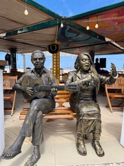 Esculturas de Gilberto Gil e Preta Gil