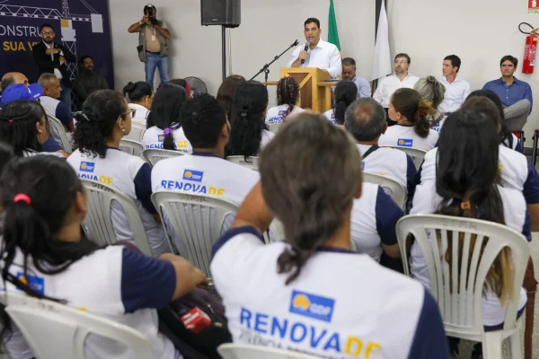 Trezentos alunos do RenovaDF iniciam estágio remunerado em empresas da construção civil