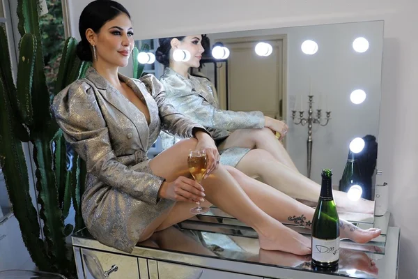 Dillyene fala sobre seu amor pelo champanhe