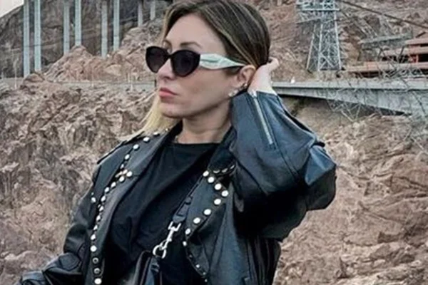 Camila Ferreira posa de look preto e óculos escuros durante viagem - Metrópoles