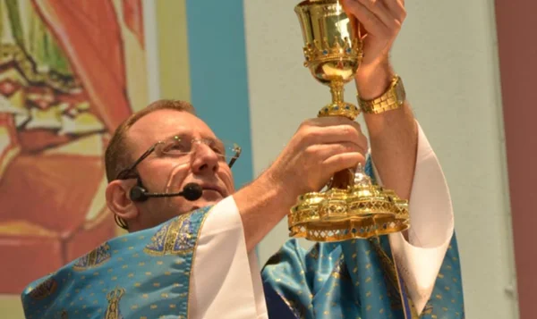 Padre posta foto seminu em hotel e é afastado de igreja: “Rapidinha”