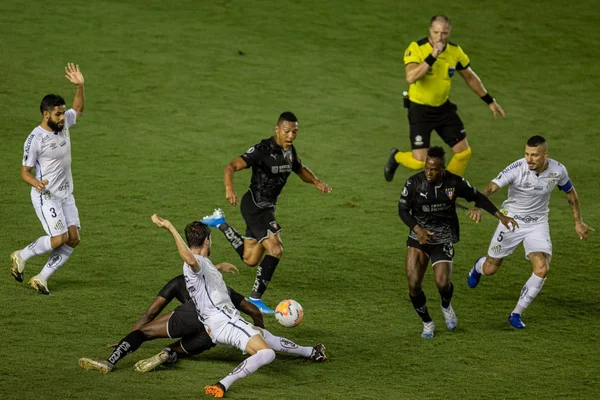 Santos vence e segue na Libertadores