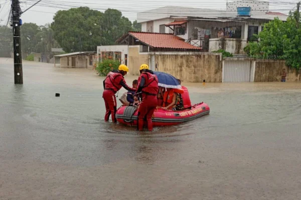 Corpo de Bombeiros resgata pessoas ilhadas no Recife